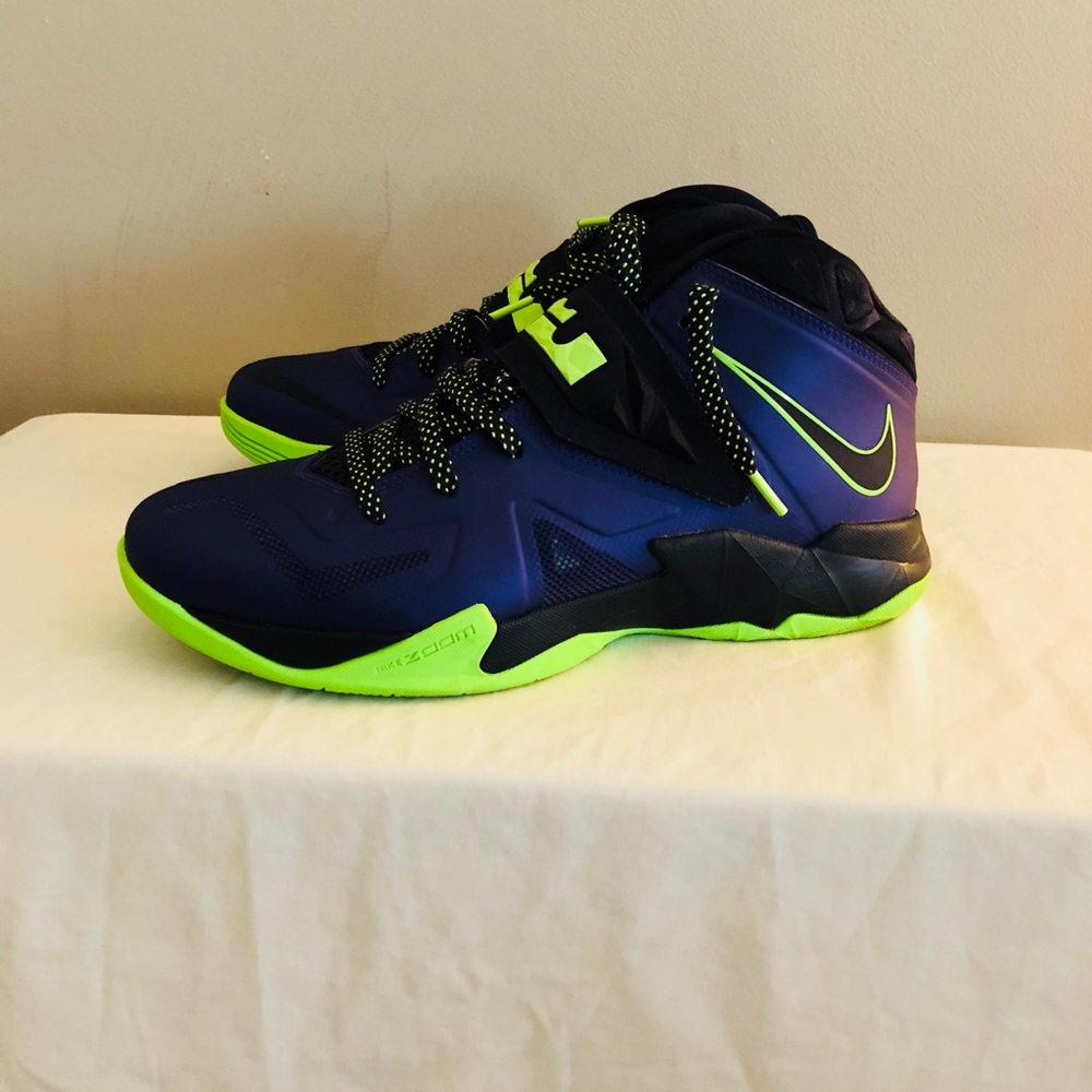 NIKE LeBron Zoom Soldier VII Men's Size 10.5
